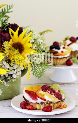 Bunte Cupcakes mit frischen Früchten. Party-Dessert Stockfoto
