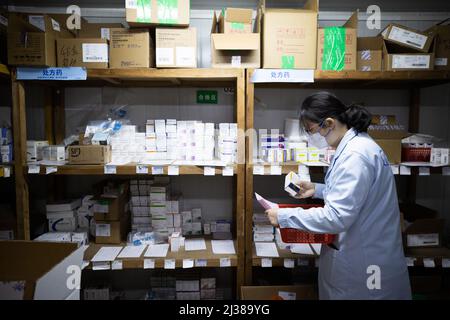 Shanghai, China. 5. April 2022. Ein Apotheker nimmt Medikamente gegen akute lymphoblastische Leukämie aus einem Kühllager in der Shanghai Pharma E Pharmacy in Shanghai, Ostchina, 5. April 2022. Während der vorübergehenden geschlossenen Behandlungsdauer in Shanghai ist die Versorgung und Lieferung von Spezialmedikamenten an die Patienten, die diese benötigen, besonders wichtig. Eine Apotheke namens Shanghai Pharma E Pharmacy, die mehr als 260 neue Medikamente, Spezialmedikamente und Medikamente für seltene Krankheiten verkauft, bleibt im Geschäft, um die Medikamente zu liefern und zu liefern. Quelle: Jin Liwang/Xinhua/Alamy Live News Stockfoto
