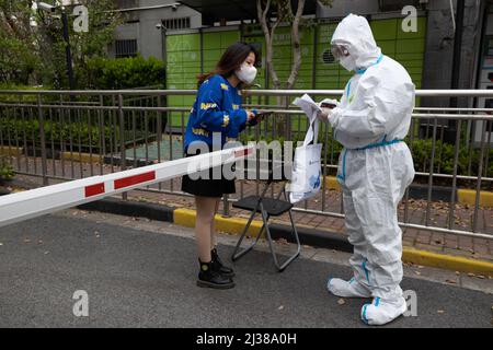 Shanghai, China. 5. April 2022. Deliveryman Ye Yifei liefert ein Arzneimittel, das die postoperative Immunität der Tochter eines Patienten in Shanghai, Ostchina, erhöht, 5. April 2022. Während der vorübergehenden geschlossenen Behandlungsdauer in Shanghai ist die Versorgung und Lieferung von Spezialmedikamenten an die Patienten, die diese benötigen, besonders wichtig. Eine Apotheke namens Shanghai Pharma E Pharmacy, die mehr als 260 neue Medikamente, Spezialmedikamente und Medikamente für seltene Krankheiten verkauft, bleibt im Geschäft, um die Medikamente zu liefern und zu liefern. Quelle: Jin Liwang/Xinhua/Alamy Live News Stockfoto