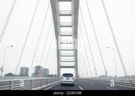 Shanghai, China. 5. April 2022. Ein Auto, das Medikamente liefert, fährt auf der Lupu-Brücke in Shanghai, Ostchina, 5. April 2022. Während der vorübergehenden geschlossenen Behandlungsdauer in Shanghai ist die Versorgung und Lieferung von Spezialmedikamenten an die Patienten, die diese benötigen, besonders wichtig. Eine Apotheke namens Shanghai Pharma E Pharmacy, die mehr als 260 neue Medikamente, Spezialmedikamente und Medikamente für seltene Krankheiten verkauft, bleibt im Geschäft, um die Medikamente zu liefern und zu liefern. Quelle: Jin Liwang/Xinhua/Alamy Live News Stockfoto