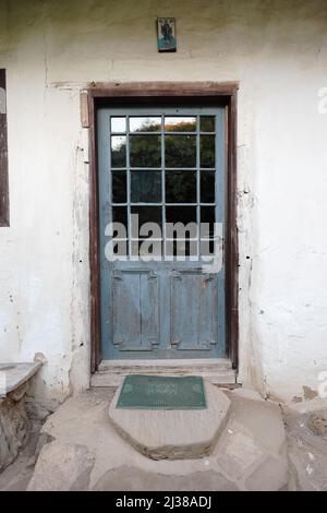 JERMA-TAL, PIROT, SERBIEN - 29. JULI 2017: Holztür der traditionellen Architektur in Serbien Stockfoto