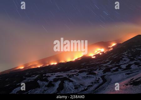 ÄTNA PARK, SIZILIEN - 30. MÄRZ 2017: Sternwege auf dem roten Lavastrom aus der Mündung öffneten sich am Fuße des Neuen Südostkraters, auf einer Höhe von 3,0 Metern Stockfoto