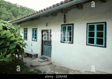 JERMA-TAL, PIROT, SERBIEN - 29. JULI 2017: Weiße Fassade mit türkisfarbenen Holzeinbauten traditioneller Architektur in Serbien Stockfoto