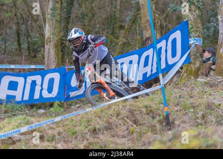 Lourdes, Frankreich : 2022. März 27 : MONIKA HRASTNIK SLO tritt beim UCI Mountain Bike Downhill World Cup 2022 Rennen in Lourdes, Frankreich, an. Stockfoto