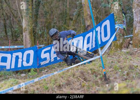 Lourdes, Frankreich : 2022. März 27 : MONIKA HRASTNIK SLO tritt beim UCI Mountain Bike Downhill World Cup 2022 Rennen in Lourdes, Frankreich, an. Stockfoto