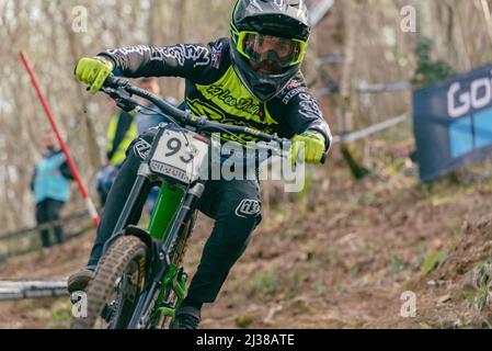 Lourdes, Frankreich : 2022. März 27 : Taylor VERNON GBR tritt beim UCI Mountain Bike Downhill World Cup 2022 in Lourdes, Frankreich, an. Stockfoto