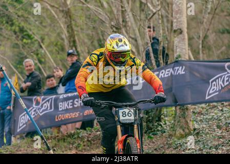 Lourdes, Frankreich : 2022. März 27 : Wyn MASTERS NZL tritt beim UCI Mountain Bike Downhill World Cup 2022 in Lourdes, Frankreich, an. Stockfoto