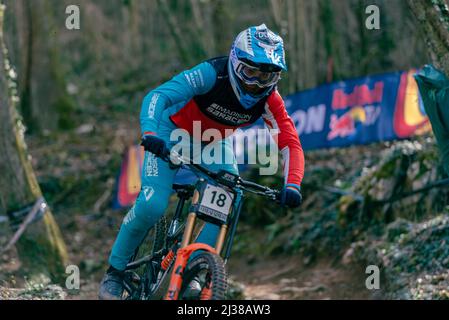 Lourdes, Frankreich : 2022. März 27 : Matt WALKER GBR tritt beim UCI Mountain Bike Downhill World Cup 2022 in Lourdes, Frankreich, an. Stockfoto