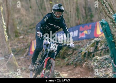 Lourdes, Frankreich : 2022. März 27 : Elliot JAMIESON KANN beim UCI Mountain Bike Downhill World Cup 2022 Rennen in Lourdes, Frankreich, teilnehmen. Stockfoto