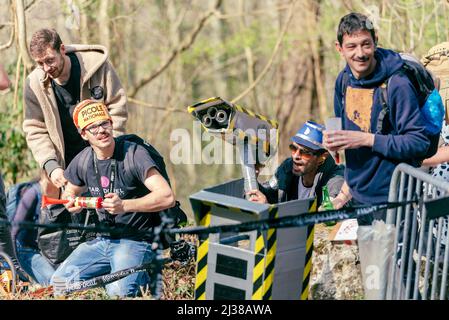 Lourdes, Frankreich : 2022. März 27 : FANS beim UCI Mountain Bike Downhill World Cup 2022 Rennen in Lourdes, Frankreich. Stockfoto