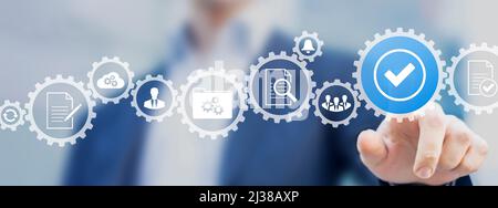 Geschäftsprozessmanagement und Automatisierung mit Person, die das Dokument im Workflow validiert. Digitale Transformation, BPM und RPA zur Steigerung der Effizienz und Stockfoto