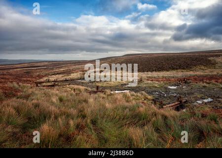 Barrieren zur Blockierung der Entwässerungsgräben auf Ilkley Moor zur Regeneration der Torfmoore und des Sphagnum-Moos, West Yorkshire, England, Großbritannien Stockfoto