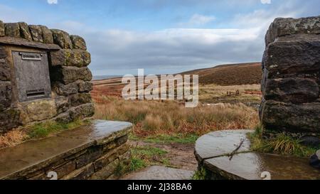 Der Poetry-Sitz, in dem Barrieren installiert wurden, um die Abflussgräben auf Ilkley Moor zu blockieren, um die Torfmoore und das sphagnum-Moos West Yo zu regenerieren Stockfoto