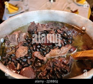 Traditionelles brasilianisches Essen, Feijoada genannt. Schwarze Bohnen mit Schweinefleisch Stockfoto