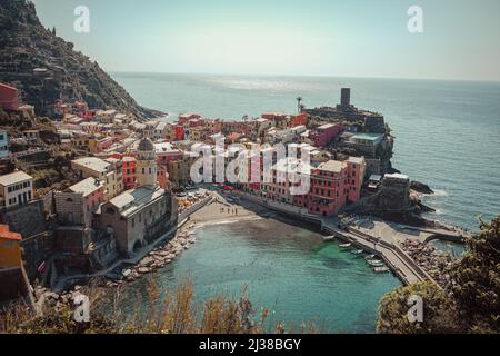 Blick auf Vernazza von oben an einem sonnigen Tag Stockfoto