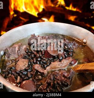 Traditionelles brasilianisches Essen, Feijoada genannt. Schwarze Bohnen mit Schweinefleisch Stockfoto