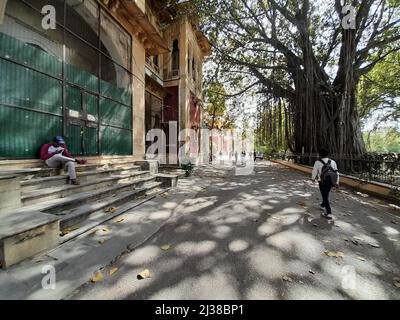 (4/4/2022) die Regierung DER NEW UP hat die landesweite „Schule Chalo Abhiyan“ ins Leben gerufen, um die verlorene Studie der letzten beiden Sitzungen aufgrund der Corona-Pandemie in Uttar Pradesh, Indien, zu vertuschen. Die Universität Allahabad ist eine zentrale Universität des Kollegiums in Prayagraj, Uttar Pradesh, Indien. Es wurde am 23. September 1887 durch ein Gesetz des Parlaments gegründet und ist als Institut von nationaler Bedeutung (INI) anerkannt. Es ist eine der ältesten modernen Universitäten in Indien. Seine Ursprünge liegen im Muir Central College, benannt nach dem LT. Gouverneur der nordwestlichen Provinzen, Sir William Muir im Jahr 1876, der den ausweis vorgeschlagen hatte Stockfoto