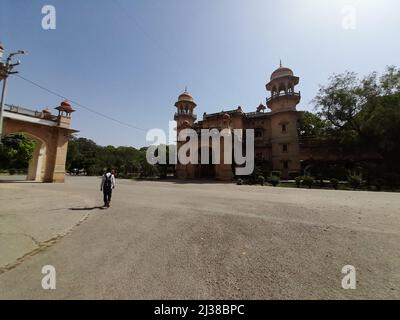 (4/4/2022) die Regierung DER NEW UP hat die landesweite „Schule Chalo Abhiyan“ ins Leben gerufen, um die verlorene Studie der letzten beiden Sitzungen aufgrund der Corona-Pandemie in Uttar Pradesh, Indien, zu vertuschen. Die Universität Allahabad ist eine zentrale Universität des Kollegiums in Prayagraj, Uttar Pradesh, Indien. Es wurde am 23. September 1887 durch ein Gesetz des Parlaments gegründet und ist als Institut von nationaler Bedeutung (INI) anerkannt. Es ist eine der ältesten modernen Universitäten in Indien. Seine Ursprünge liegen im Muir Central College, benannt nach dem LT. Gouverneur der nordwestlichen Provinzen, Sir William Muir im Jahr 1876, der den ausweis vorgeschlagen hatte Stockfoto