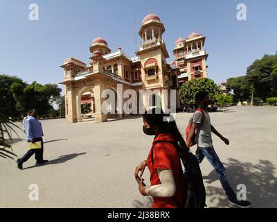 (4/4/2022) die Regierung DER NEW UP hat die landesweite „Schule Chalo Abhiyan“ ins Leben gerufen, um die verlorene Studie der letzten beiden Sitzungen aufgrund der Corona-Pandemie in Uttar Pradesh, Indien, zu vertuschen. Die Universität Allahabad ist eine zentrale Universität des Kollegiums in Prayagraj, Uttar Pradesh, Indien. Es wurde am 23. September 1887 durch ein Gesetz des Parlaments gegründet und ist als Institut von nationaler Bedeutung (INI) anerkannt. Es ist eine der ältesten modernen Universitäten in Indien. Seine Ursprünge liegen im Muir Central College, benannt nach dem LT. Gouverneur der nordwestlichen Provinzen, Sir William Muir im Jahr 1876, der den ausweis vorgeschlagen hatte Stockfoto