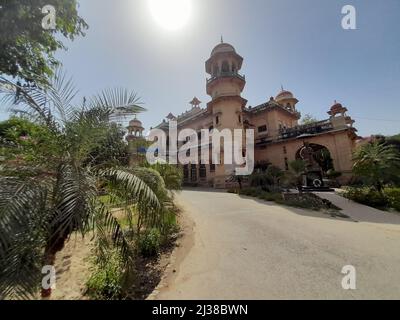 (4/4/2022) die Regierung DER NEW UP hat die landesweite „Schule Chalo Abhiyan“ ins Leben gerufen, um die verlorene Studie der letzten beiden Sitzungen aufgrund der Corona-Pandemie in Uttar Pradesh, Indien, zu vertuschen. Die Universität Allahabad ist eine zentrale Universität des Kollegiums in Prayagraj, Uttar Pradesh, Indien. Es wurde am 23. September 1887 durch ein Gesetz des Parlaments gegründet und ist als Institut von nationaler Bedeutung (INI) anerkannt. Es ist eine der ältesten modernen Universitäten in Indien. Seine Ursprünge liegen im Muir Central College, benannt nach dem LT. Gouverneur der nordwestlichen Provinzen, Sir William Muir im Jahr 1876, der den ausweis vorgeschlagen hatte Stockfoto