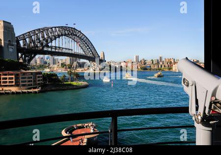 Sydney Harbour Bridge und Hafenszene aus dem Fenster des Restaurants Quay, Sydney Cove Overseas Passenger Terminal The Rocks, Sydney Stockfoto