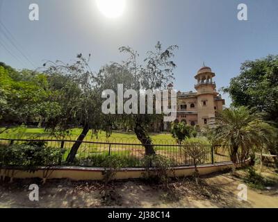 (4/4/2022) die Regierung DER NEW UP hat die landesweite „Schule Chalo Abhiyan“ ins Leben gerufen, um die verlorene Studie der letzten beiden Sitzungen aufgrund der Corona-Pandemie in Uttar Pradesh, Indien, zu vertuschen. Die Universität Allahabad ist eine zentrale Universität des Kollegiums in Prayagraj, Uttar Pradesh, Indien. Es wurde am 23. September 1887 durch ein Gesetz des Parlaments gegründet und ist als Institut von nationaler Bedeutung (INI) anerkannt. Es ist eine der ältesten modernen Universitäten in Indien. Seine Ursprünge liegen im Muir Central College, benannt nach dem LT. Gouverneur der nordwestlichen Provinzen, Sir William Muir im Jahr 1876, der den ausweis vorgeschlagen hatte Stockfoto