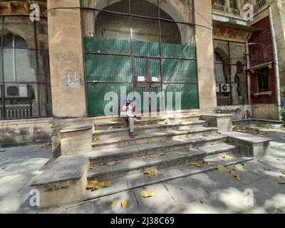 (4/4/2022) die Regierung DER NEW UP hat die landesweite „Schule Chalo Abhiyan“ ins Leben gerufen, um die verlorene Studie der letzten beiden Sitzungen aufgrund der Corona-Pandemie in Uttar Pradesh, Indien, zu vertuschen. Die Universität Allahabad ist eine zentrale Universität des Kollegiums in Prayagraj, Uttar Pradesh, Indien. Es wurde am 23. September 1887 durch ein Gesetz des Parlaments gegründet und ist als Institut von nationaler Bedeutung (INI) anerkannt. Es ist eine der ältesten modernen Universitäten in Indien. Seine Ursprünge liegen im Muir Central College, benannt nach dem LT. Gouverneur der nordwestlichen Provinzen, Sir William Muir im Jahr 1876, der den ausweis vorgeschlagen hatte Stockfoto