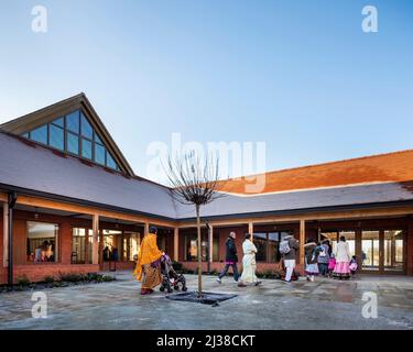 Innenhof. Bhaktivedanta Manor Haveli, Watford, Großbritannien. Architekt: Cottrell + Vermeulen Architecture Ltd, 2021. Stockfoto