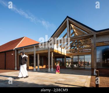 Haupteingang. Bhaktivedanta Manor Haveli, Watford, Großbritannien. Architekt: Cottrell + Vermeulen Architecture Ltd, 2021. Stockfoto