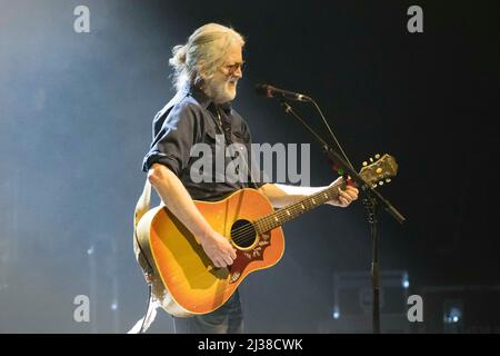 4. April 2022, Toronto, Ontario, Kanada: Die kanadische Country-Rockband BLUE RODEO spielte auf der Budweiser Stage in Toronto, Kanada, eine ausverkaufte Show. Im Bild: GREG KEELOR (Bild: © Angel Marchini/ZUMA Press Wire) Stockfoto