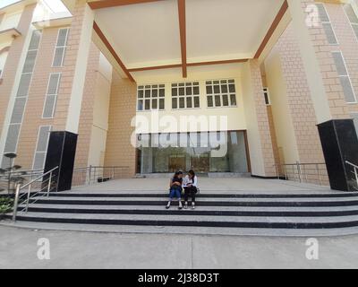 (4/4/2022) die Regierung DER NEW UP hat die landesweite „Schule Chalo Abhiyan“ ins Leben gerufen, um die verlorene Studie der letzten beiden Sitzungen aufgrund der Corona-Pandemie in Uttar Pradesh, Indien, zu vertuschen. Die Universität Allahabad ist eine zentrale Universität des Kollegiums in Prayagraj, Uttar Pradesh, Indien. Es wurde am 23. September 1887 durch ein Gesetz des Parlaments gegründet und ist als Institut von nationaler Bedeutung (INI) anerkannt. Es ist eine der ältesten modernen Universitäten in Indien. Seine Ursprünge liegen im Muir Central College, benannt nach dem LT. Gouverneur der nordwestlichen Provinzen, Sir William Muir im Jahr 1876, der den ausweis vorgeschlagen hatte Stockfoto