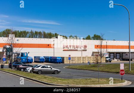 FORT MILL, S.C., 2. APRIL 22: Shutterfly, Inc., Gebäude mit Laderampen, Parkplatz und Schild. Stockfoto