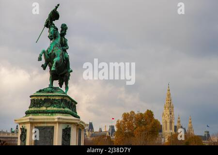 Reiterstatue des Erzherzog Karl (Erzherzog Karl) Gedenkstätte und Rathaus an einem bewölkten Tag in Wien, Österreich Stockfoto