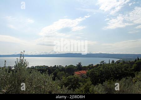 Panoramablick auf den Trasimenischen See mit Bäumen im Süden Italiens Stockfoto