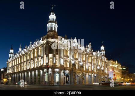 Havanna, Kuba, Gran Teatro de La Habana in der Abenddämmerung. In diesem Theater befindet sich das kubanische Nationalballett. Stockfoto