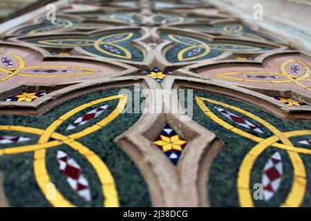 Nahaufnahme eines Musters an den Wänden der Kathedrale von Orvieto (Duomo di Orvieto) in Umbrien in Italien Stockfoto