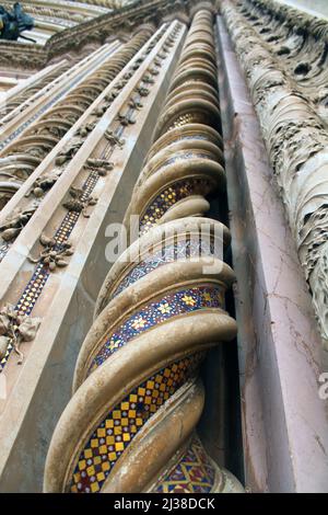 Niedriger Blick auf die Kathedrale von Orvieto (Duomo di Orvieto) gegen den Himmel in Umbrien in Italien Stockfoto