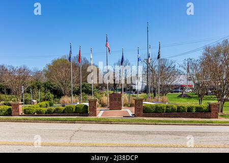 FORT MILL, S.C., 2. APRIL 22: Veterans Park in der Innenstadt, mit Denkmal- und Fahnenmasten. Stockfoto