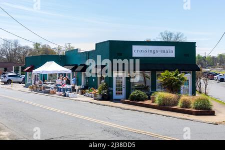 FORT MILL, S.C.-2. APRIL 22: Crossings on Main, ein Souvenirladen an der Ecke Main und Academy St. in der Innenstadt, Leute im Außenverkauf. Stockfoto