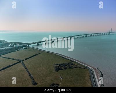 Luftaufnahme der zweiten Severn Crossing/Prince of Wales Brücke, die die Autobahn M4 zwischen England und Wales über den Bristol Channel führt Stockfoto