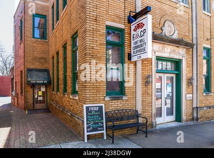 FORT MILL, S.C., 2. APRIL 22: Front- und Seiteneingänge zum Fort Mill Community Playhouse, im alten Rathaus-Gebäude. Stockfoto