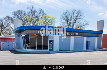 FORT MILL, S.C., 2. APRIL 22: Das Fort Mill Animal Hospital auf der Main Street Gebäude und Schild. Stockfoto