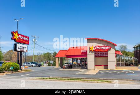 FORT MILL, S.C., 2. APRIL 22: Gebäude und Schilder für das Fast-Food-Restaurant von Hardee, mit Wintergarten auf der rechten Seite und Drive-Thru auf der linken Seite. Sonniger Frühlingstag. Stockfoto