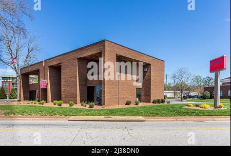 FORT MILL, S.C., 2. APRIL 22: Bank of America Gebäude in der Innenstadt, Monument Zeichen, Gebäude und Fahnenmast. Sonniger Frühlingstag. Stockfoto