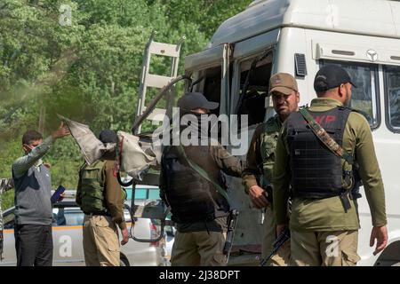 Srinagar, Indien. 06. April 2022. Indische Streitkräfte inspizieren ein teilweise beschädigtes Tempofahrzeug nach einer vermuteten Zylinderexplosion auf einem Parkplatz außerhalb des Tulpengartens in Srinagar. Kredit: SOPA Images Limited/Alamy Live Nachrichten Stockfoto