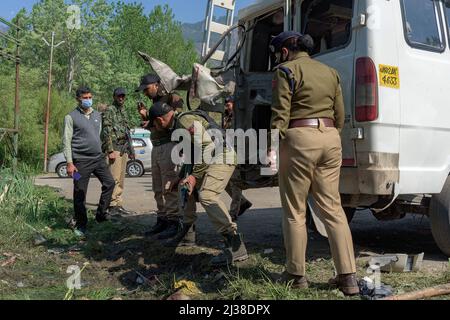 Srinagar, Indien. 06. April 2022. Indische Streitkräfte inspizieren ein teilweise beschädigtes Tempofahrzeug nach einer vermuteten Zylinderexplosion auf einem Parkplatz außerhalb des Tulpengartens in Srinagar. Kredit: SOPA Images Limited/Alamy Live Nachrichten Stockfoto