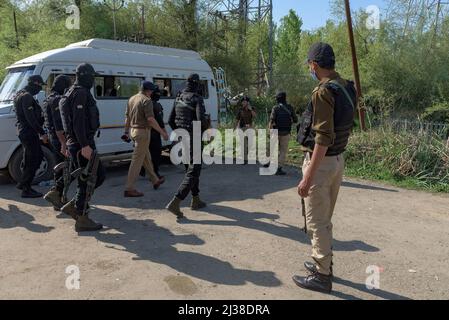 Srinagar, Indien. 06. April 2022. Indische Streitkräfte kommen nach einer vermuteten Zylinderexplosion auf einem Parkplatz außerhalb des Tulpengartens in Srinagar an, um ein teilweise beschädigtes Tempofahrzeug zu inspizieren. Kredit: SOPA Images Limited/Alamy Live Nachrichten Stockfoto