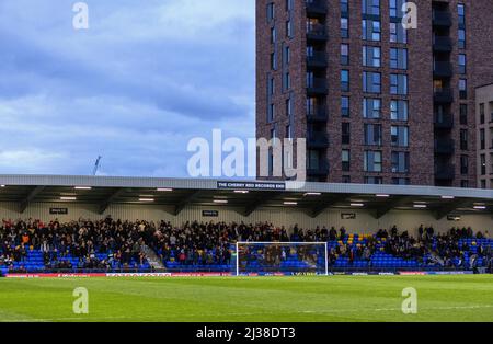 Gesamtansicht der Charlton Athletic Fans vor dem Spiel während der Sky Bet League ein Spiel im Cherry Red Records Stadium, London. Bilddatum: Dienstag, 5. April 2022. Stockfoto