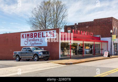 FORT MILL, S.C., 2. APRIL 22: Kimbrells Möbel- und Gerätegeschäft in der Main Street, Gebäude und Schilder. Stockfoto