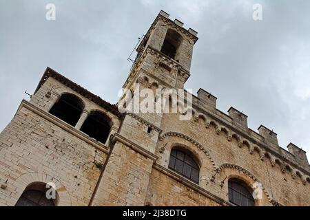 Nahaufnahme des Turms des Hauptgebäudes von Gubbio in Umbrien in Italien Stockfoto